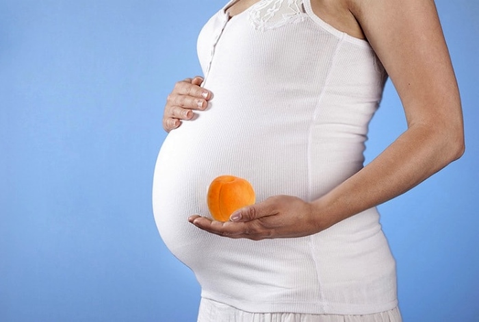 Беременная с абрикосом